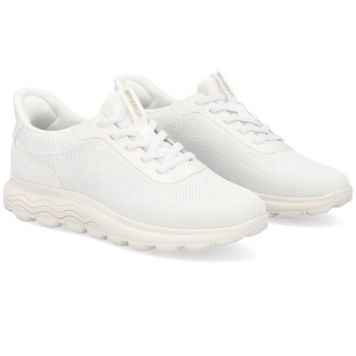 Sapatilhas brancas em malha com sola creme ondulada e etiqueta SPHERICA.