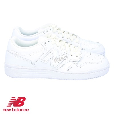 Ténis brancos New Balance com logo N e sola branca