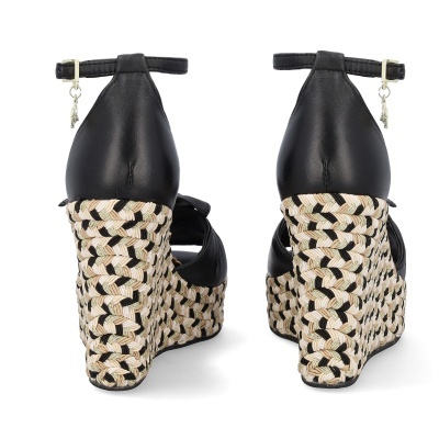 Sandálias de cunha em couro preto com salto trançado em preto e bege e tornozeleira com pendente