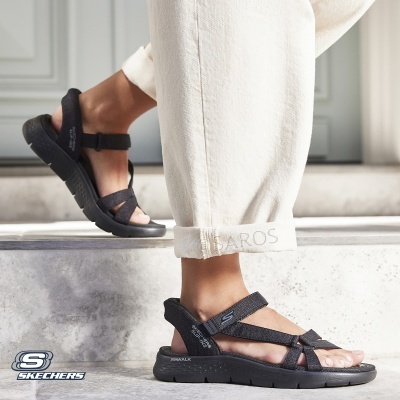 Sandálias pretas Skechers GOwalk com tiras ajustáveis e sola acolchoada usadas com calças bege