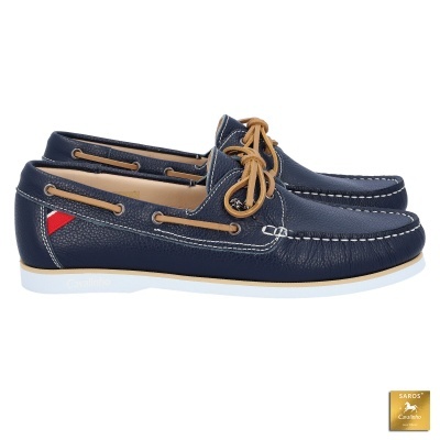 sapatos mocassim azul com cadarços castanhos e sola branca