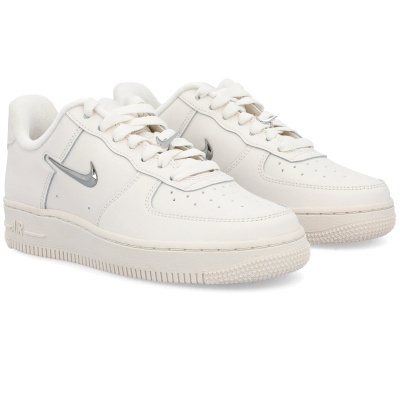 Sapatilhas Nike Air Force 1 branco com logo metálico