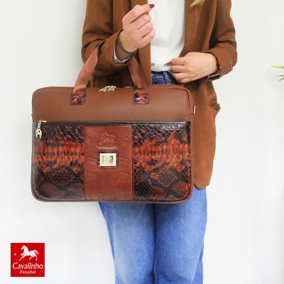 Mala castanha com padrão de pele de serpente e fecho dourado.