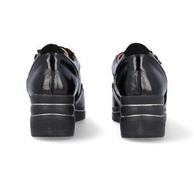 Sapatos femininos pretos vistos por trás com salto médio largo