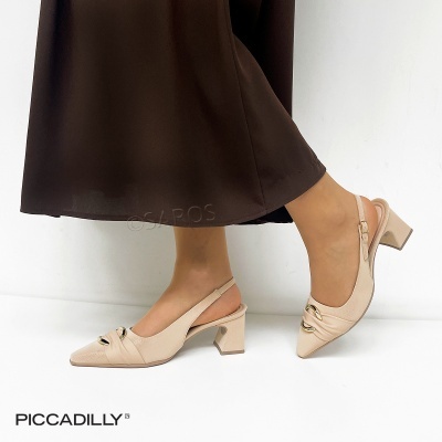 Sapatos de salto médio bege com alça, detalhe dourado e vestido castanho