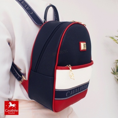 Mochila Cavalinho azul, vermelho e branco com detalhes dourados e faixa com texto
