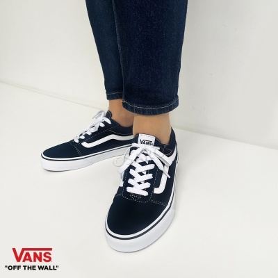 Ténis Vans preto e branco em fundo branco