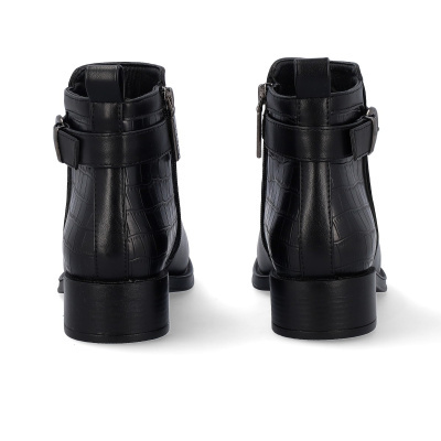 Botas pretas de cano curto com padrão crocodilo e fivelas prateadas vista traseira.