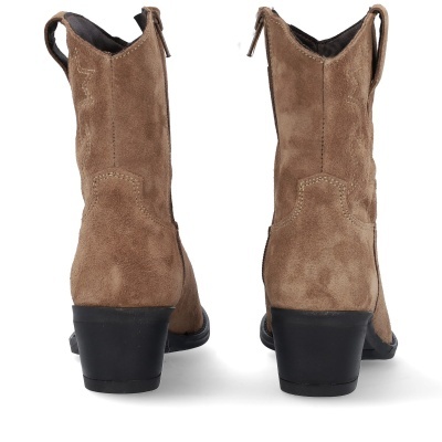 Botas cowboy castanhas em camurça, vista traseira, com salto preto