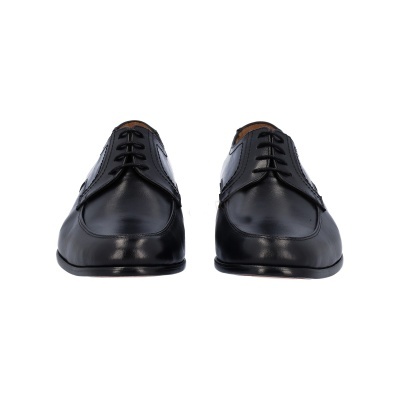 Sapatos de homem em pele preta, vista frontal