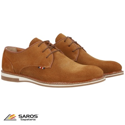 Sapatos castanhos em camurça com sola branca e detalhe colorido