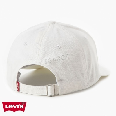 Boné branco Levi's com fecho ajustável e etiqueta vermelha, visto de trás