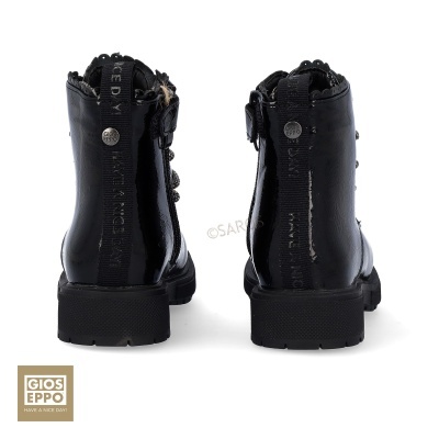 Botins pretos de sola grossa com detalhes em pelo e botões metálicos