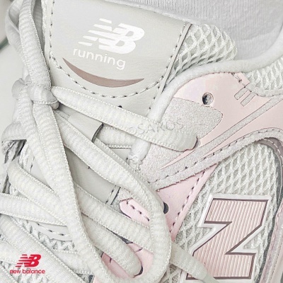 Ténis New Balance branco e rosa claro com atacadores e malha respirável