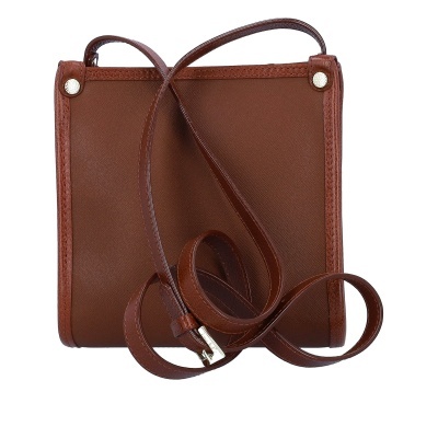 Mala pequena de couro castanho com alça longa e fechos metálicos