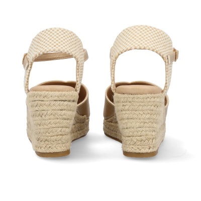 Sandálias de cunha bege com salto revestido de corda e alça xadrez