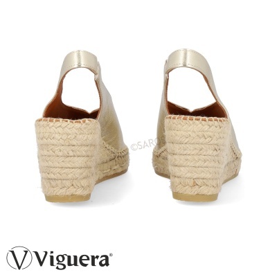 Sandálias de cunha douradas com sola de ráfia