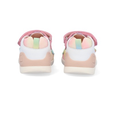 Ténis infantis com fecho de velcro rosa e detalhes em malha e fita arco-íris, vistos de trás