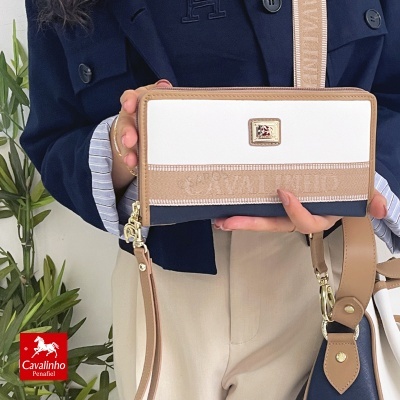 Carteira Cavalinho branca, bege e azul com alça removível e fecho de zíper