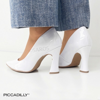 Sapatos de salto alto brancos em verniz com calças de ganga