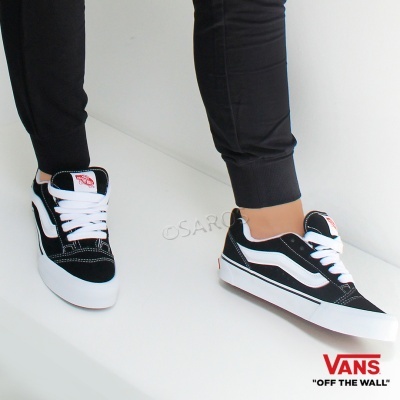 Ténis Vans Old Skool preto e branco com etiqueta vermelha OFF THE WALL