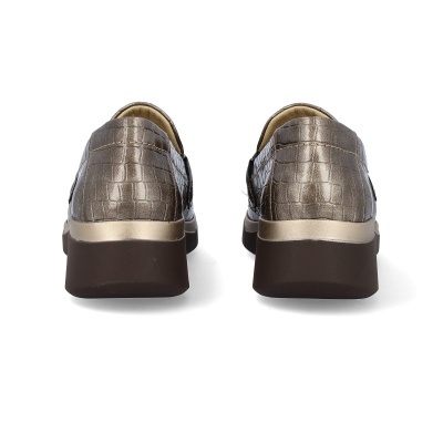 Sapatos femininos com padrão de pele de crocodilo castanho metálico vistos de trás