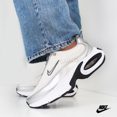 Sapatilhas desportivas Nike branco e cinza prateado com detalhes pretos