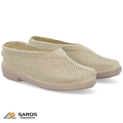 Sapatos tipo mocassim beige em tecido de malha sobre fundo branco