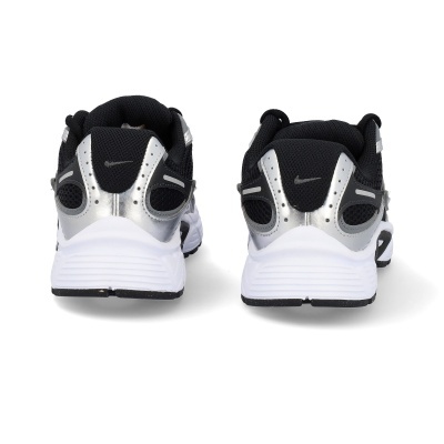 Sapatilhas desportivas Nike em preto, branco e prateado, vista traseira.