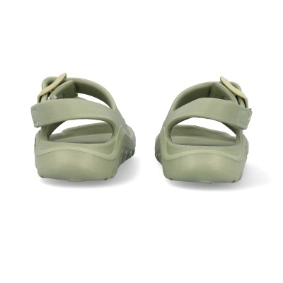 Sandálias verdes com fivelas vistas pela traseira