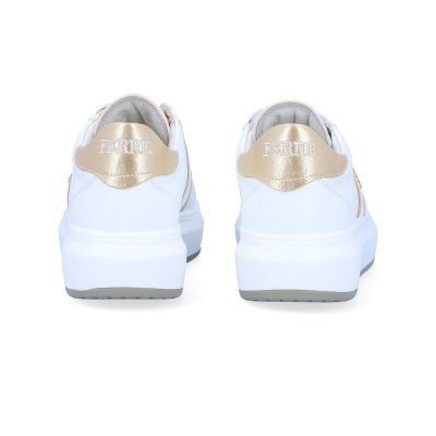 Sapatilhas brancas com detalhes dourados e nome FERRÉ na parte traseira