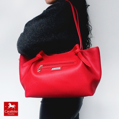 Mala de ombro vermelha com textura fina e fecho de correr dourado