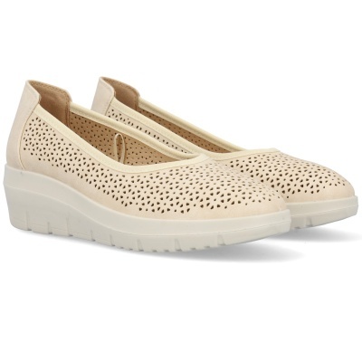 Sapatos bege claro com recortes perfurados e sola branca robusta