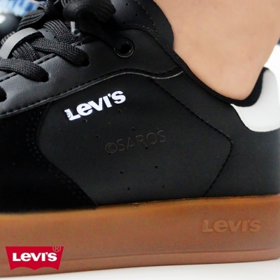 Ténis Levi's pretos com sola castanha e detalhes brancos