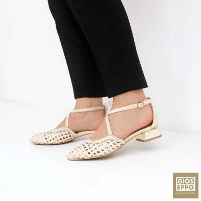 Sandálias rasas bege com padrão trançado e salto dourado