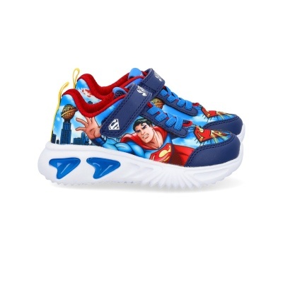 Ténis infantis azul e vermelho com estampado do Superman e sola branca com detalhes azuis