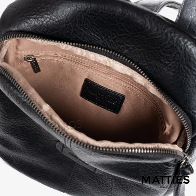 Mala preta com interior castanho claro e fecho metálico