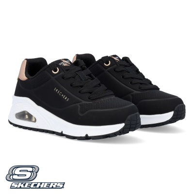 Sapatilhas Skechers pretas com sola branca e detalhes bege