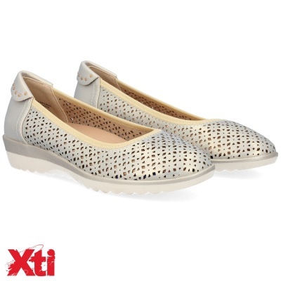 Sapatos tipo bailarinas bege com recortes triangulares e rebites dourados