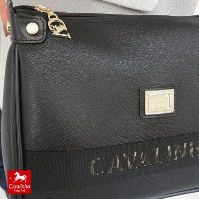 Mala preta Cavalinho em material texturado com detalhes dourados e placa metálica com logótipo