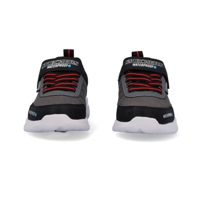 Sapatilhas Skechers impermeáveis a preto, cinza e vermelho, vistas de frente