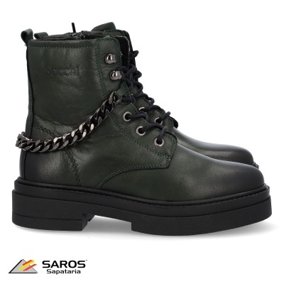 Botas de cano alto em couro verde escuro com atacadores pretos e corrente prateada