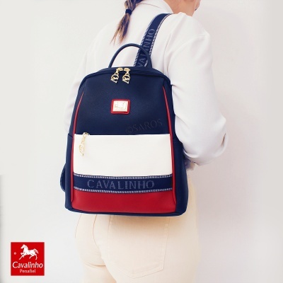 Mochila Cavalinho azul, branca e vermelha com texto.
