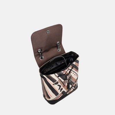 Mochila aberta com padrão geométrico e fecho de aba em pele castanha