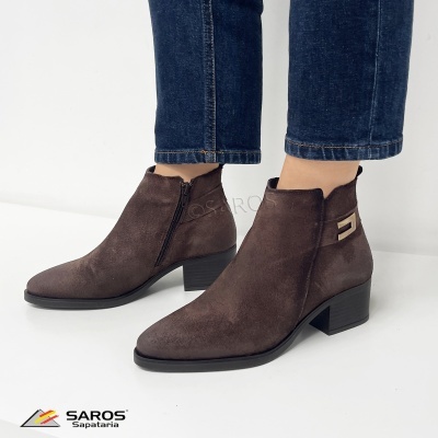 Botins femininos castanhos de camurça com fecho lateral e salto médio