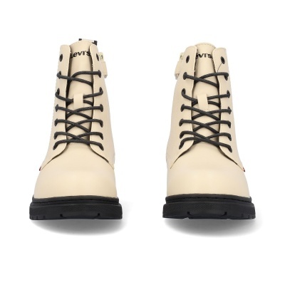 Par de botas bege claras com cadarços pretos e sola preta