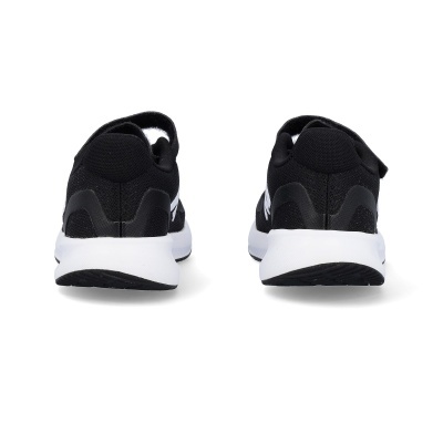 Ténis indicadores pretos com sola branca vistos de trás