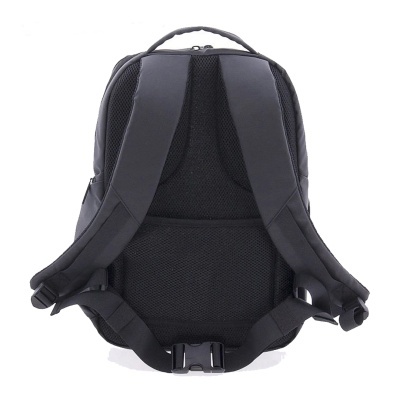 Mochila preta com alças acolchoadas e costas em malha respirável