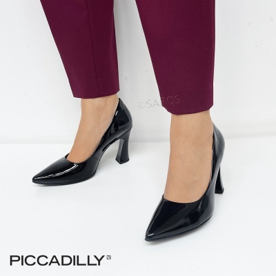 Sapatos de salto alto pretos em verniz com calças vinho