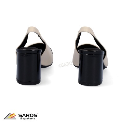 Sapatos de salto bege com salto grosso preto vistos de trás